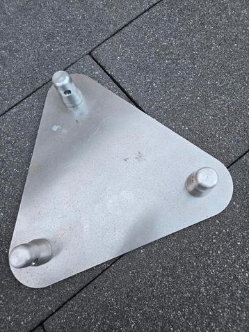 Baseplate voor truss driehoek beschikbaar voor biedingen
