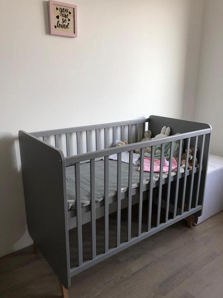 Ledikant + commode grijs Quax, Kinderen en Baby's, Kinderkamer | Complete kinderkamers, Gebruikt, Jongetje of Meisje, Ophalen