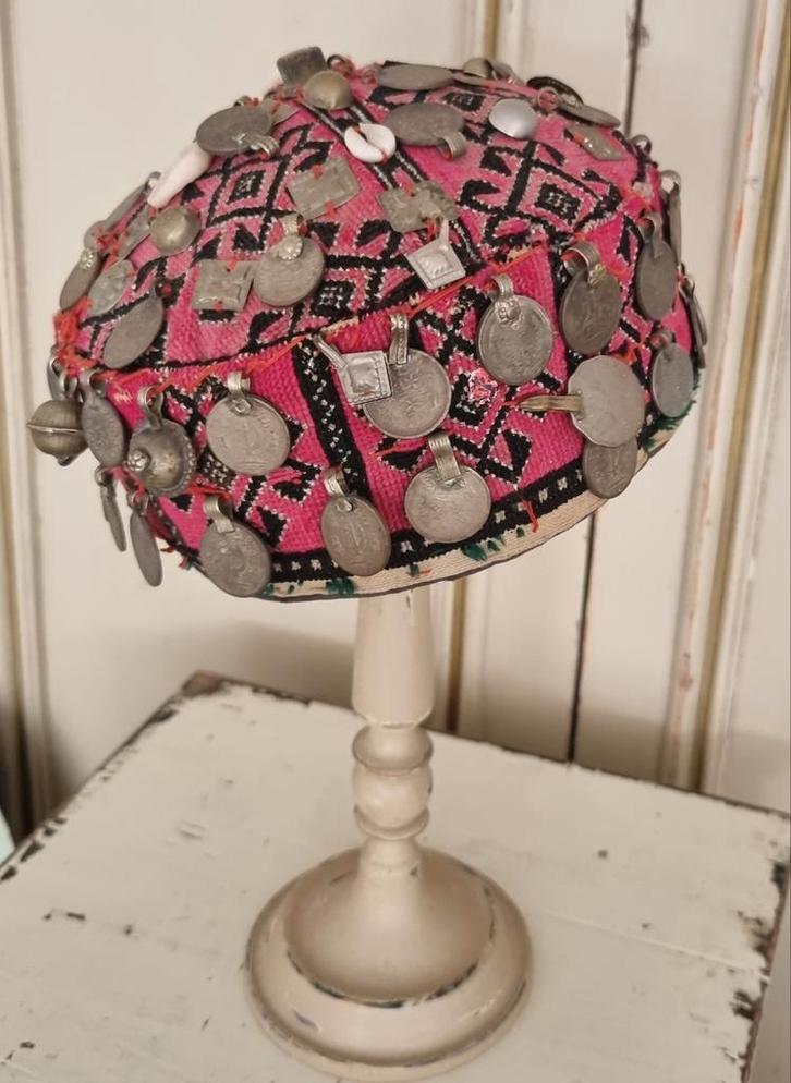 Antiek hoofddeksel afkomstig uit Afghanistan
In goede staat, Antiek en Kunst, Antiek | Overige Antiek, Ophalen of Verzenden