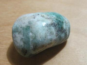 ede. 2x aparte edelsteen SMARAGD (2)  beschikbaar voor biedingen