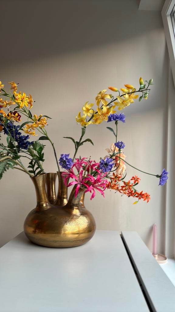 Gouden vaas met zijden bloemen, Huis en Inrichting, Woonaccessoires | Vazen, Ophalen, Overige materialen, Overige kleuren, 50 tot 75 cm