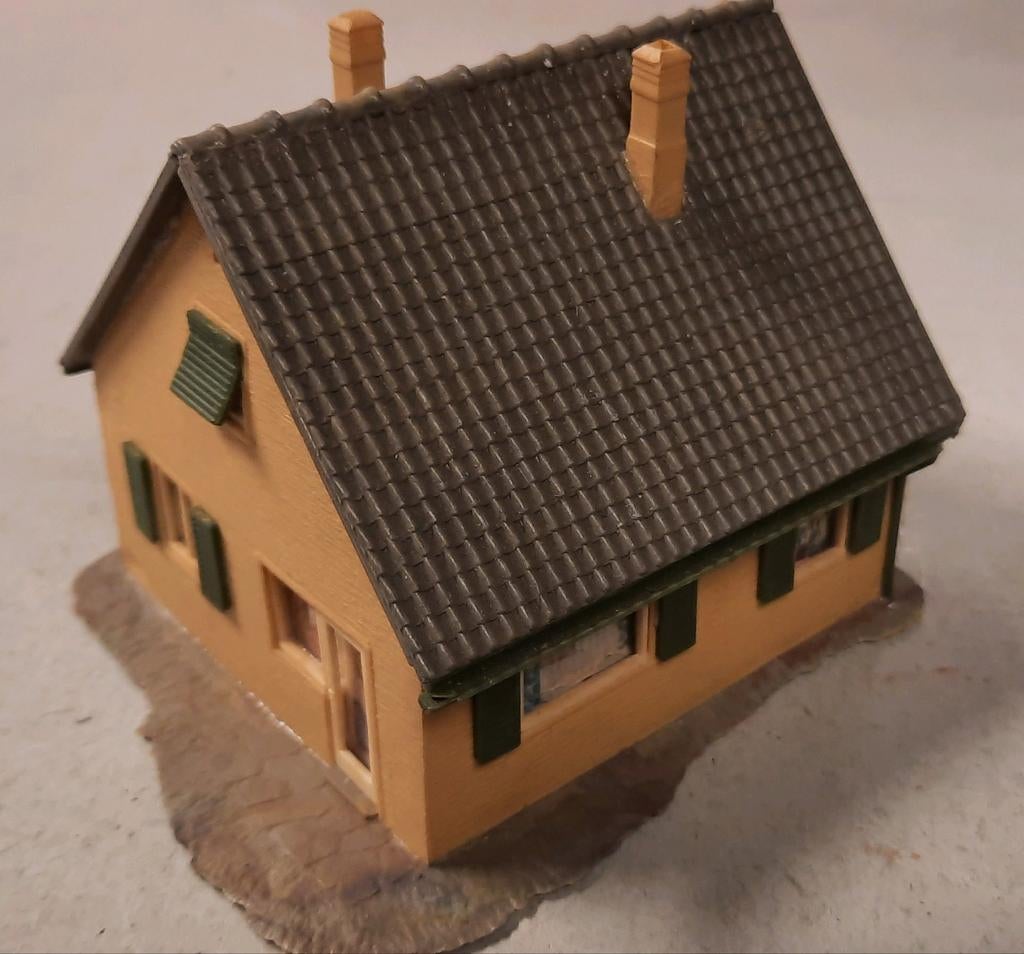 Huis met grijze pannen in ho, Hobby en Vrije tijd, Modeltreinen | H0, Gebruikt, Gelijkstroom of Wisselstroom, Brug, Tunnel of Gebouw
