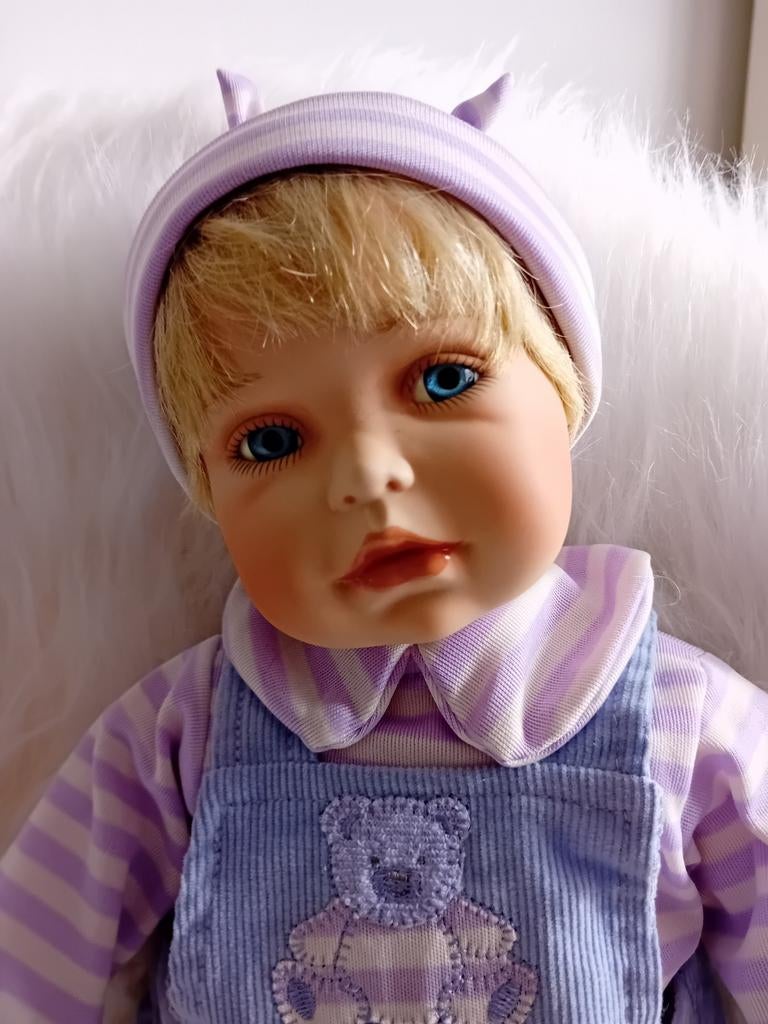 Leuke porseleinen pop met blauwe ogen, Ophalen of Verzenden