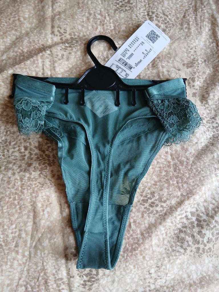 Nieuwe groene string met prijskaartje, Kleding | Dames, Ondergoed en Lingerie, Ophalen of Verzenden