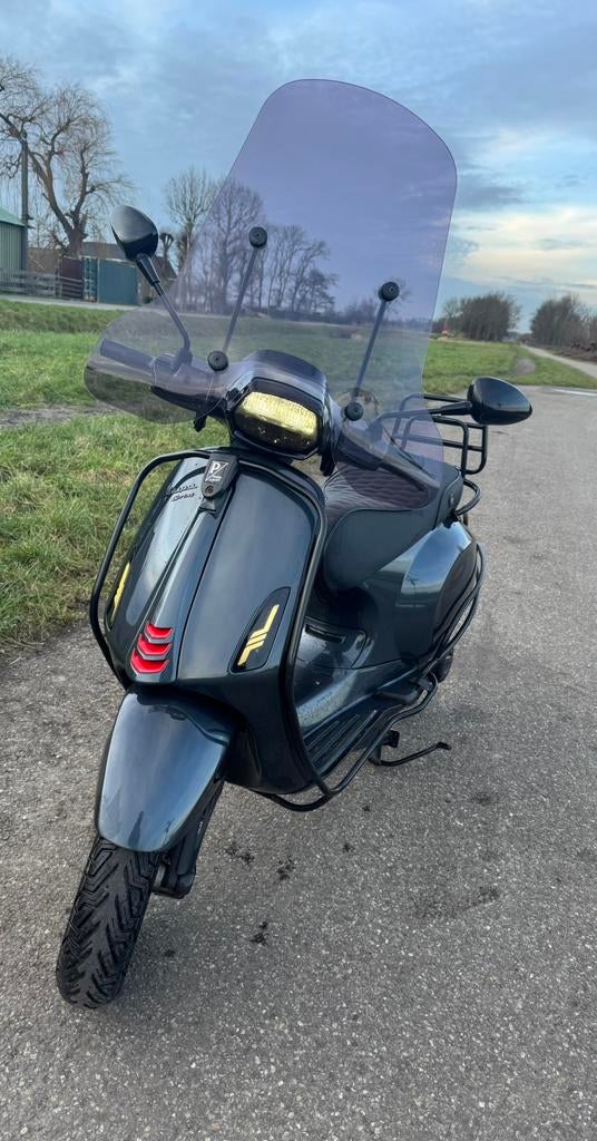 Vespa Sprint Metallic grijs Full option z.g.a.n, Ophalen, Zo goed als nieuw, Benzine