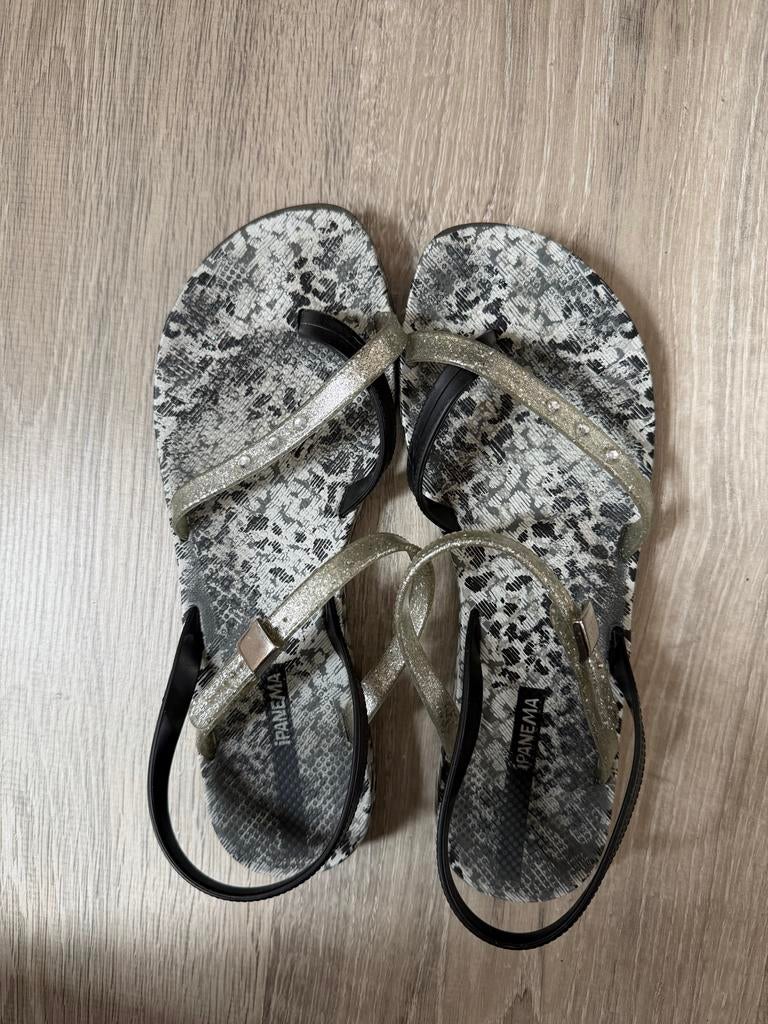 Ipanema sandalen maat 38 - Zwart/Wit met glitter, Kleding | Dames, Schoenen, Ophalen of Verzenden, Gedragen, Zwart, Slippers