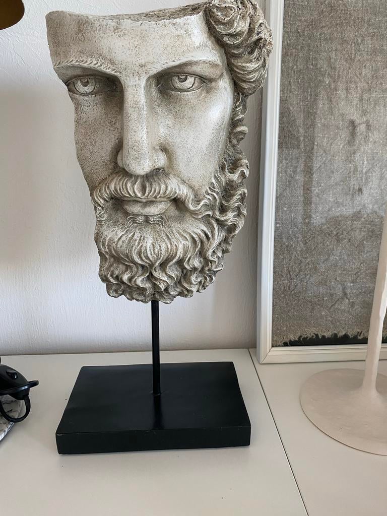 Stoer en sober gezicht op voet - decoratief beeld, Ophalen of Verzenden, 20 - 50 cm, Beeld, Man