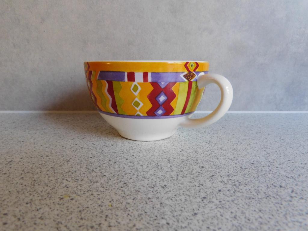 Kopje 9,5x6 cm. Multicolor Gien France, Keramiek, Ophalen of Verzenden, Zo goed als nieuw, Overige stijlen