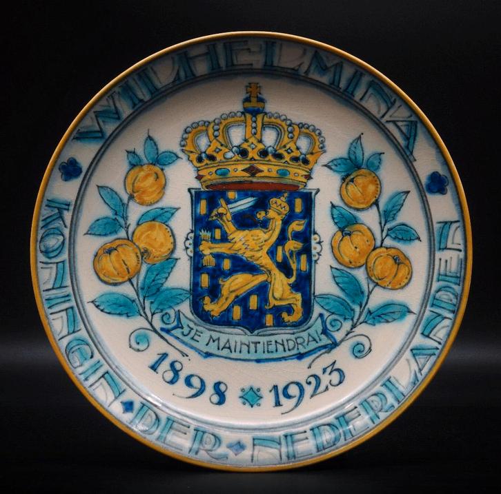 Porceleyne Fles wandbord Wilhelmina 1923, Verzamelen, Koninklijk Huis en Royalty, Zo goed als nieuw, Overige typen, Nederland