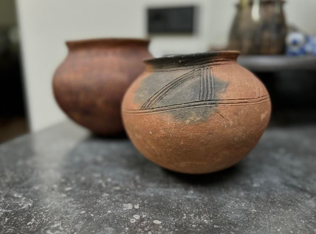 Handgemaakt klein tuimelkruikje primitief aardewerk kruikje, Ophalen of Verzenden
