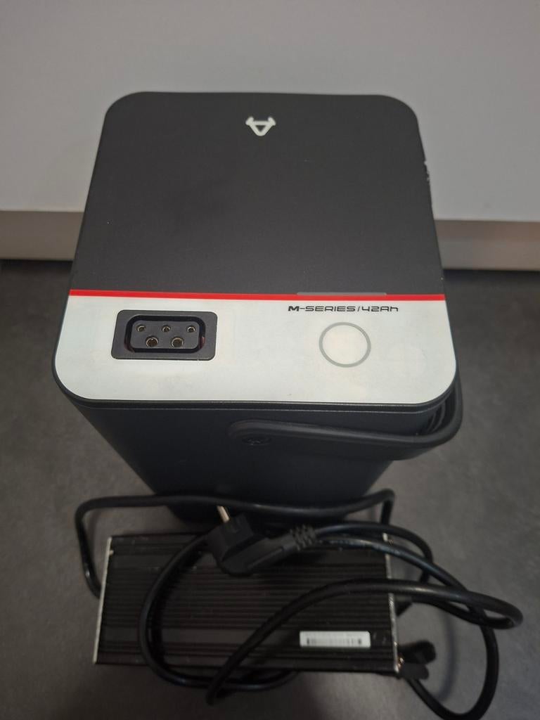 Niu  elektrische Scooter Accu M-serie 42Ah met lader, Ophalen, Gebruikt