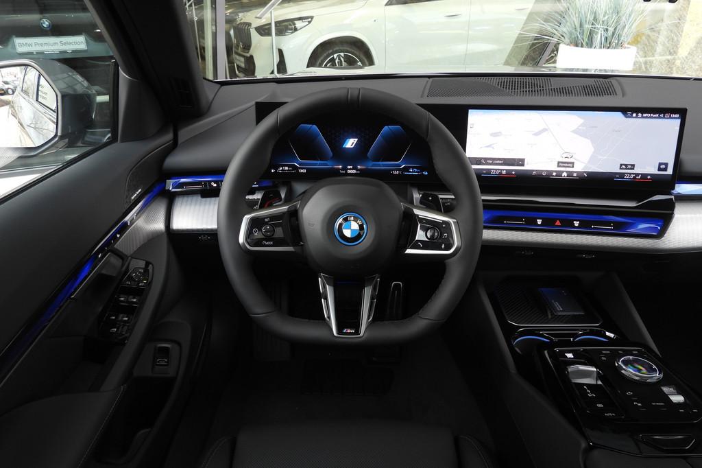 BMW 5 Serie 530e M Sport Automaat / Panoramadak / Trekhaak /, Automaat, 1998 cc, Achterwielaandrijving, Zwart