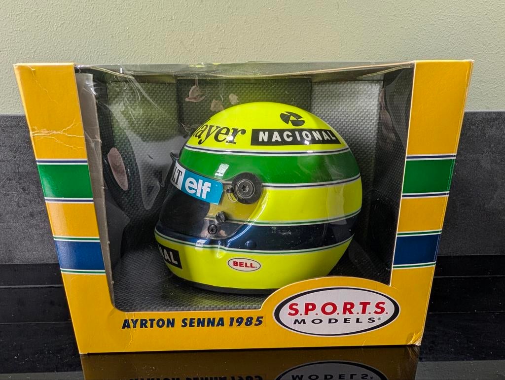 Ayrton Senna 1:2 helm 1985 - SPORTS MODELS - Zeldzaam, Verzamelen, Automerken, Motoren en Formule 1, Ophalen of Verzenden, Zo goed als nieuw