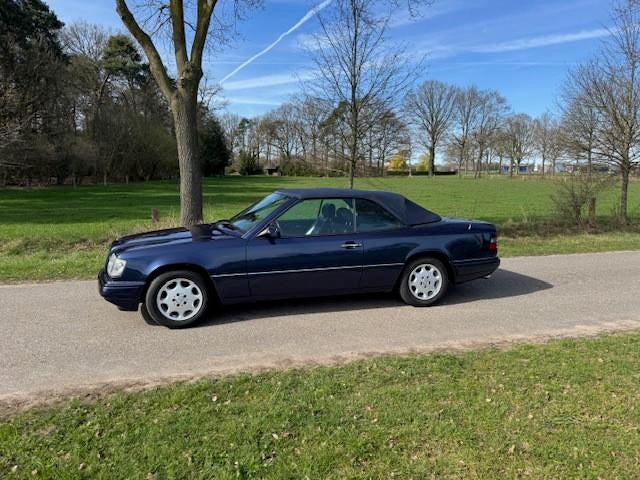 Mercedes-Benz E-klasse Cabrio 220 Automaat 1996, Auto's, Achterwielaandrijving, Gebruikt, Zwart, Leder