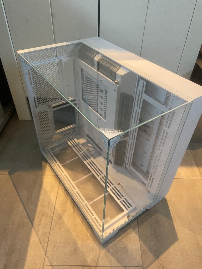 Lian Li O11 Vision wit met vertical gpu mount, Computers en Software, Computerbehuizingen, Ophalen of Verzenden, Zo goed als nieuw
