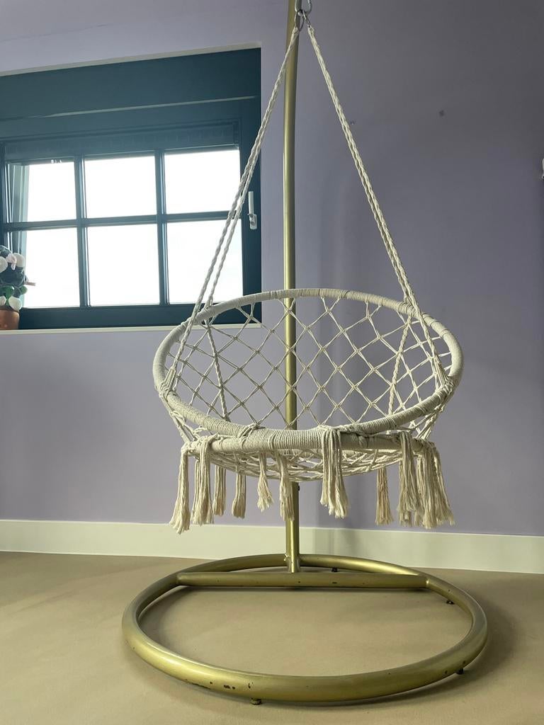 Macramé Hangstoel met (zwaar) metalen standaard - stijl, Huis en Inrichting, Stoelen, Ophalen, Wit, Zo goed als nieuw, Eén