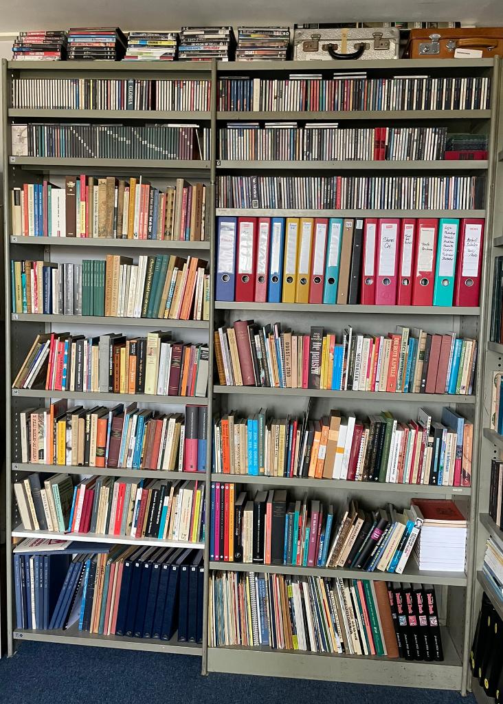 LIPS PLAATSTALEN BOEKEN-/STELLINGKAST, Ophalen, Met plank(en), Gebruikt, 200 cm of meer