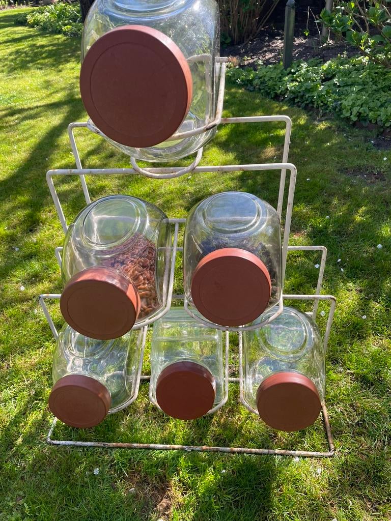 Oude snoepflessen in standaard/rek (circa 1935), Ophalen