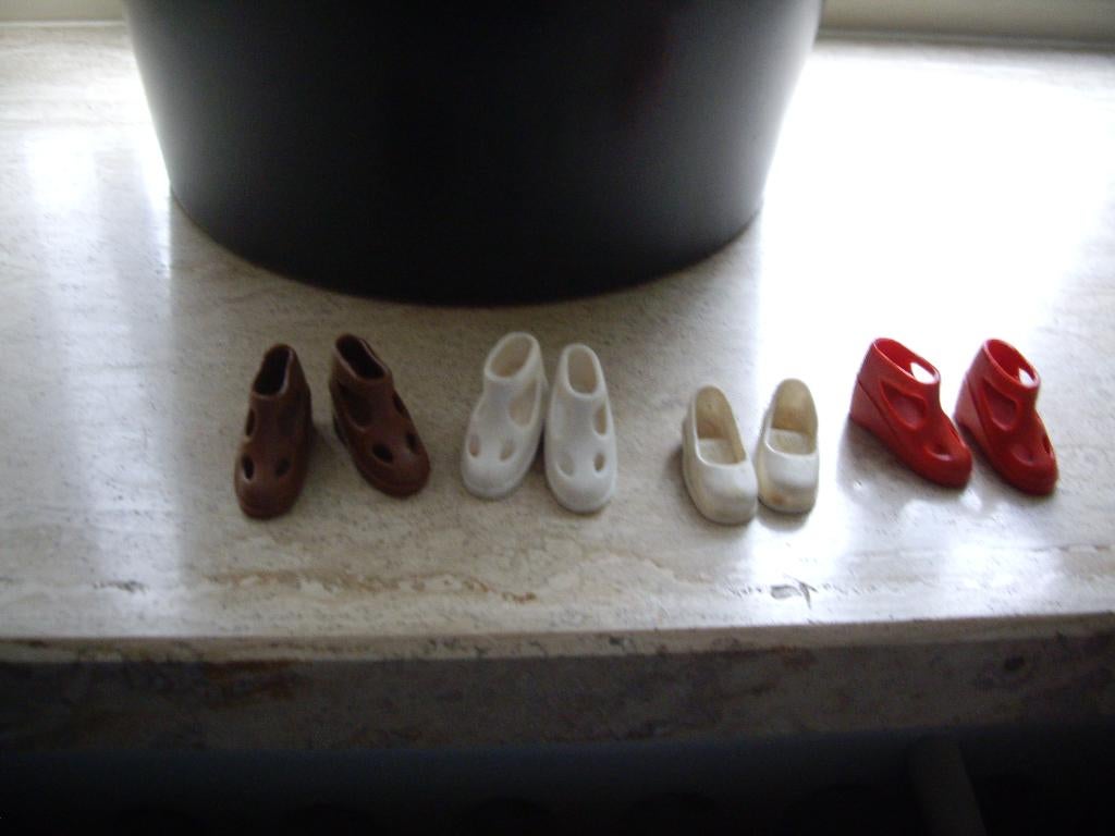 vintage barbie en sindy schoenen per paar, Verzamelen, Poppen, Ophalen of Verzenden, Gebruikt, Accessoires