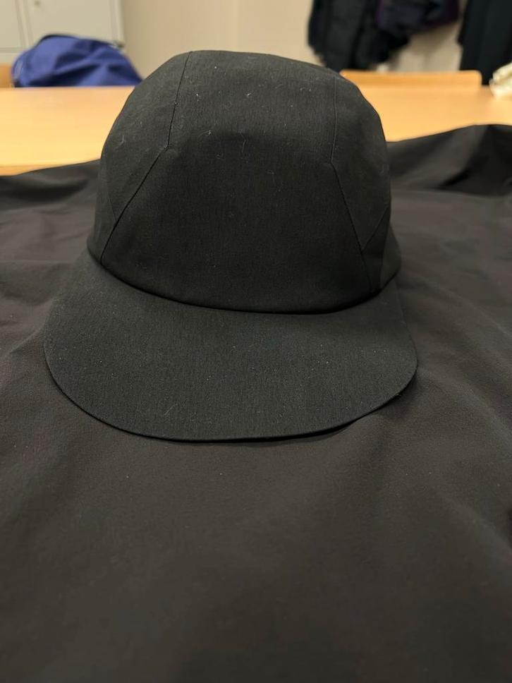 Arc'teryx Veilance Stealth Cap - Zwart, Kleding | Heren, Hoeden en Petten, Zo goed als nieuw, Pet, One size fits all, Ophalen of Verzenden