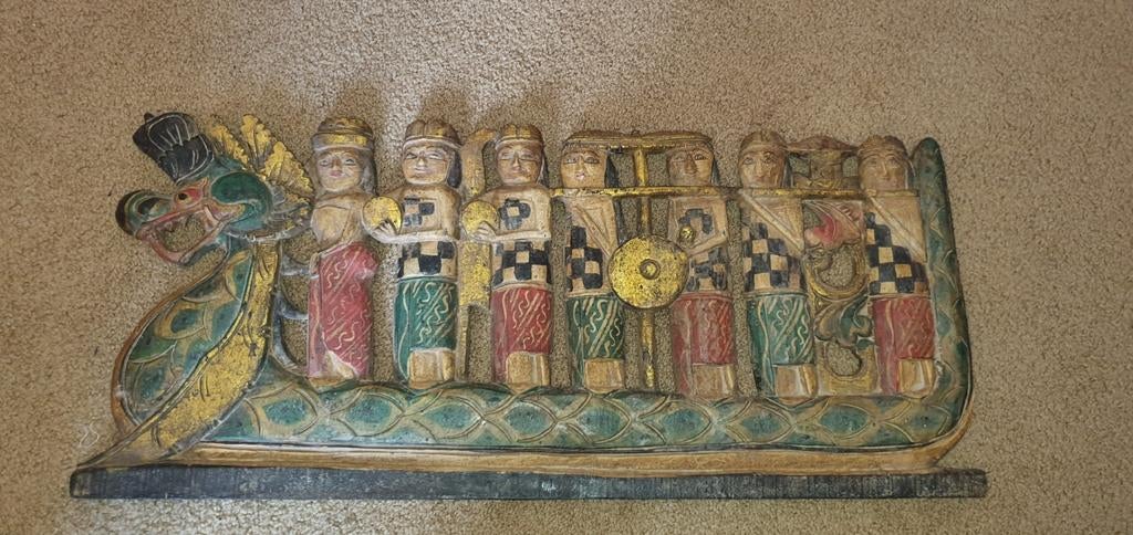 Handgesneden Aziatische drakenboot, Ophalen