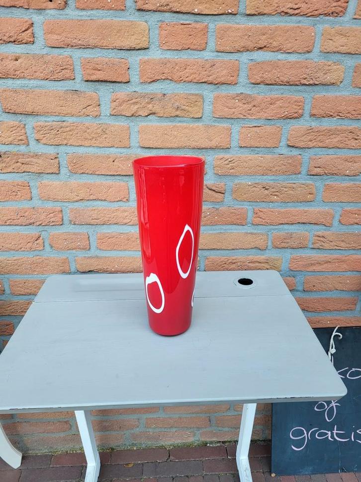 Rode glazen vaas met witte cirkels, Huis en Inrichting, Woonaccessoires | Vazen, Zo goed als nieuw, Rood, Minder dan 50 cm, Glas