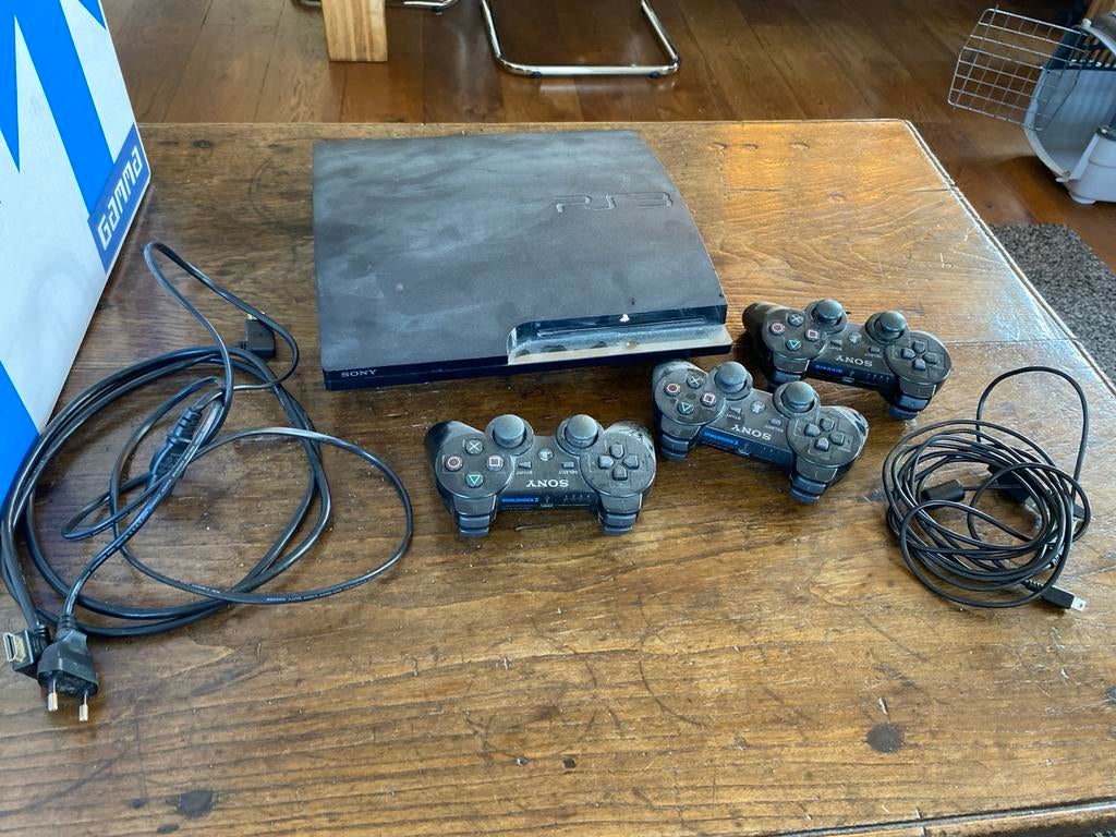 Sony PS3 Slim Console met 3 controllers en kabels, Spelcomputers en Games, Spelcomputers | Sony PlayStation 3, Gebruikt, Met 3 controllers of meer