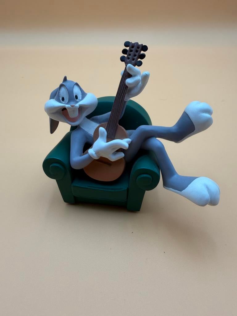 Bugs Bunny speelt gitaar zittend in een stoel (Looney Tunes), Verzamelen, Ophalen of Verzenden