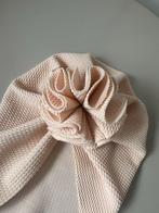 Leuk zalmkleurig mutsje met bloem voor baby's, Kinderen en Baby's, Babykleding | Mutsen, Sjaals en Wanten, Maat 62, Meisje, Ophalen of Verzenden