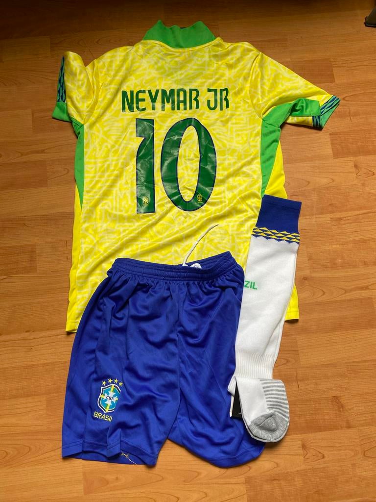 Neymar Jr Brazilië voetbaltenue maat S, Sport en Fitness, Voetbal, Maat S, Ophalen of Verzenden, Zo goed als nieuw, Set