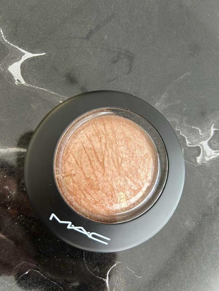 MAC highlighter, Ophalen of Verzenden, Zo goed als nieuw, Goud, Wangen