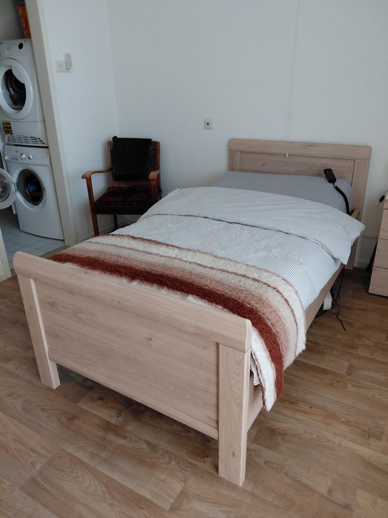 Elec.verstelbaar seniorenbed, nachtkastje en kledingkast, Huis en Inrichting, Ophalen, Zo goed als nieuw, 200 cm, Hout