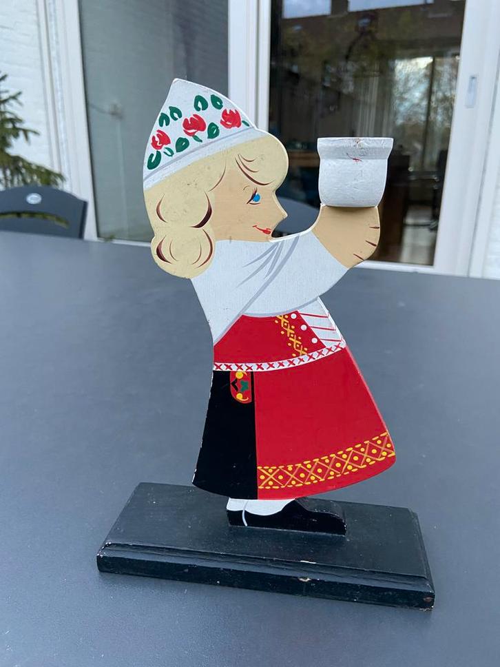 Vintage Zweedse Houten kandelaar -meisje in klederdracht, Antiek en Kunst, Antiek | Kandelaars, Overige materialen, Ophalen of Verzenden