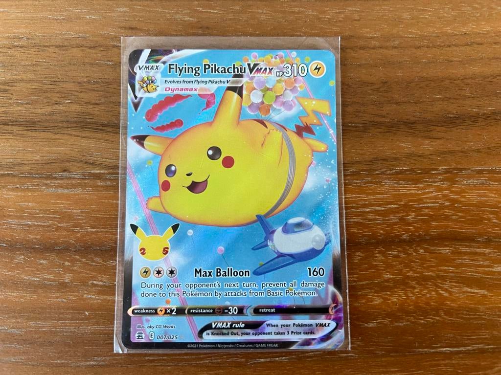 Flying Pikachu VMAX 007/025 Pokémon kaart, Ophalen of Verzenden, Zo goed als nieuw, Losse kaart, Foil