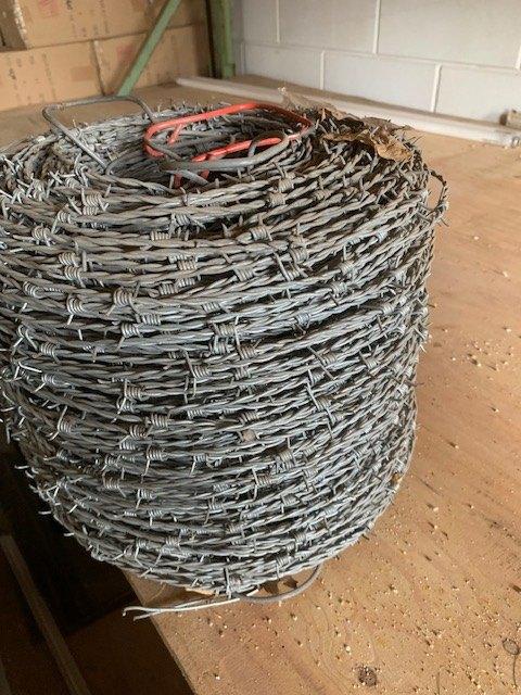 Prikkel/Punt draad, Tuin en Terras, Gaas en Draad, Ophalen, Zo goed als nieuw, 20 meter of meer, Prikkeldraad