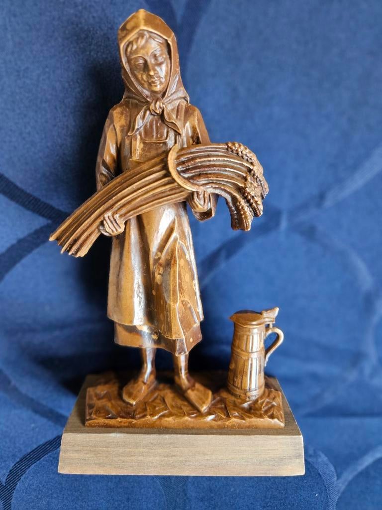 Houten beeldje van boerin met korenschoof, Ophalen of Verzenden