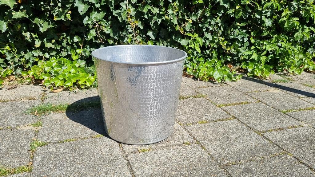 Decoratieve plantenpot - lichtmetaal - zilverkleurig, Tuin en Terras, 25 tot 40 cm, Gebruikt, Rond, Ophalen of Verzenden
