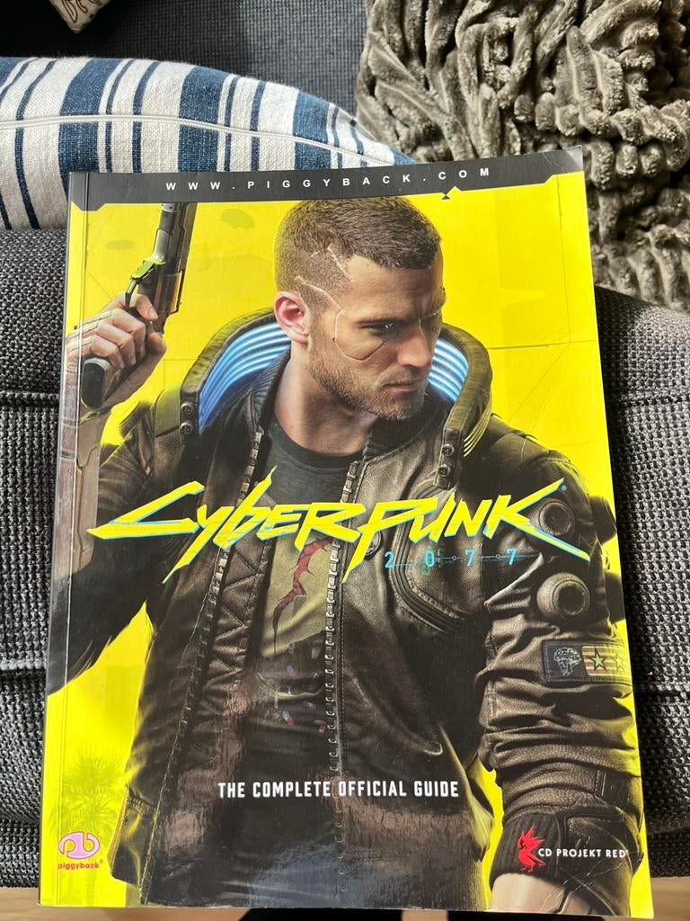 Cyberpunk 2077 game guide, Ophalen of Verzenden, Zo goed als nieuw