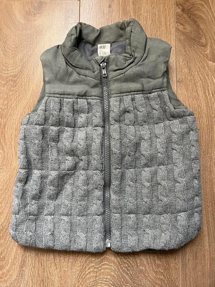 H&M bodywarmer kabel grijs maat 86, Kinderen en Baby's, Babykleding | Maat 86, Gebruikt, Meisje, Jasje, Ophalen of Verzenden