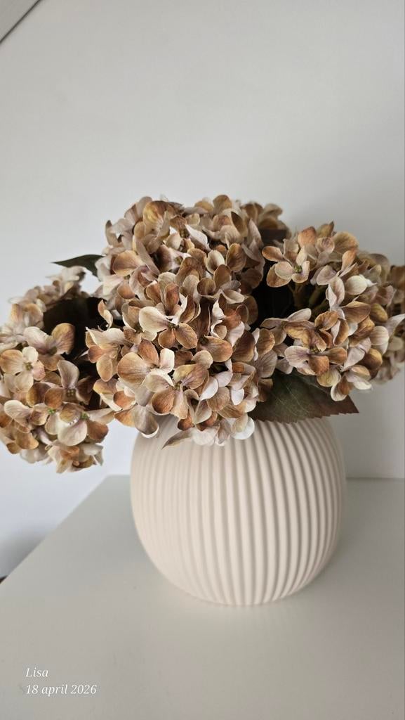 Vaas met zijden boeket hortensia's, Huis en Inrichting, Woonaccessoires | Vazen, Ophalen of Verzenden, Overige kleuren, Aardewerk of Porselein