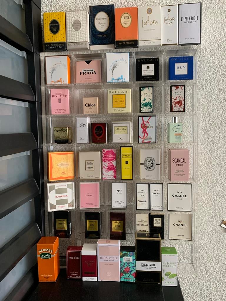 49 stuks Luxe miniatuur parfum verzameling, Ophalen of Verzenden, Zo goed als nieuw