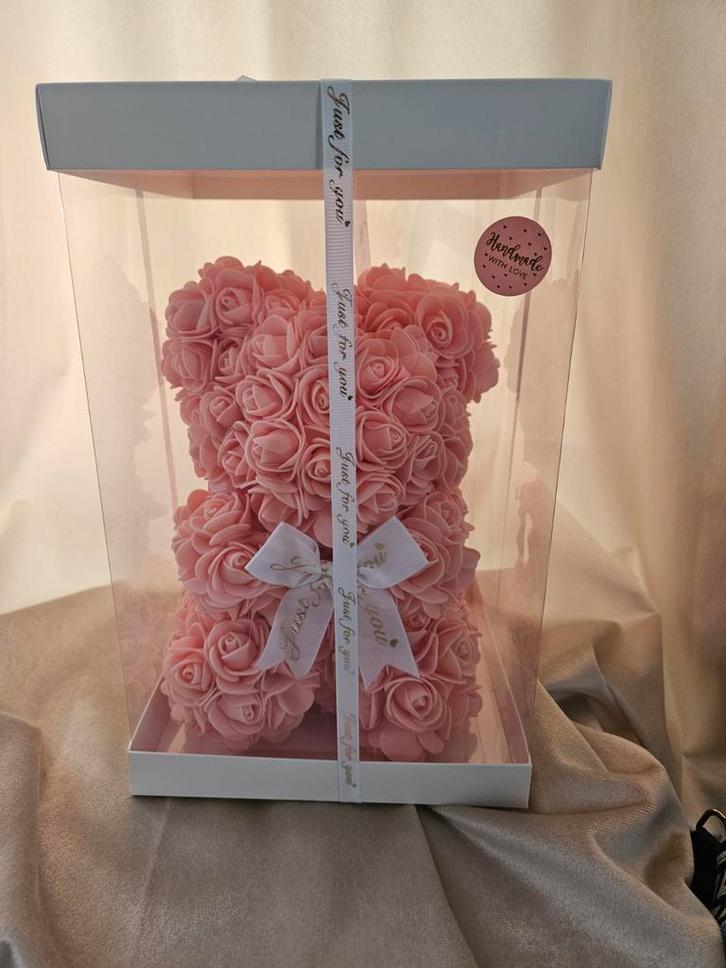 Rozenbeertje gemaakt van zalm roze foam roosjes

24 cm

N, Verzamelen, Beren en Cherished Teddies, Nieuw, Stoffen beer, Overige merken