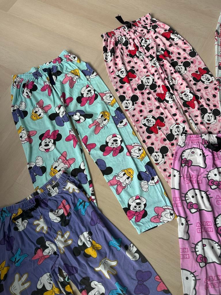 Leuke pyjamabroeken met Disney en Hello Kitty prints, Kleding | Dames, Pyjama's, Ophalen of Verzenden, Gedragen, Maat 38/40 (M)