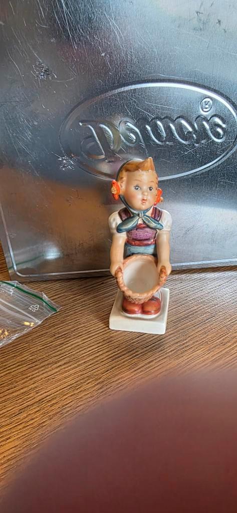 Vintage Hummel beeldje: Meisje met mandje, Verzamelen, Beelden en Beeldjes, Ophalen of Verzenden