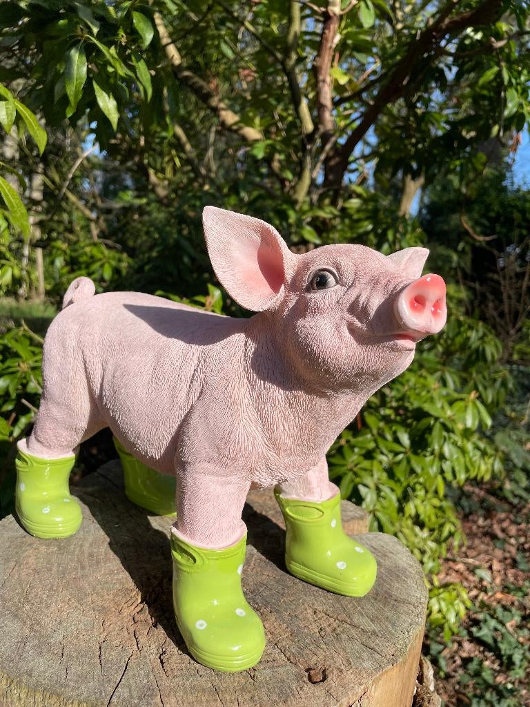 Varken laarsjes staand, Groen boerderij, tuin, 25cm, Tuin en Terras, Tuinbeelden, Ophalen of Verzenden, Nieuw, Kunststof, Dierenbeeld