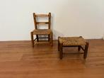 Vintage houten kinderstoel en krukje met rieten zitting, Huis en Inrichting, Ophalen, Gebruikt, Bruin, Eén