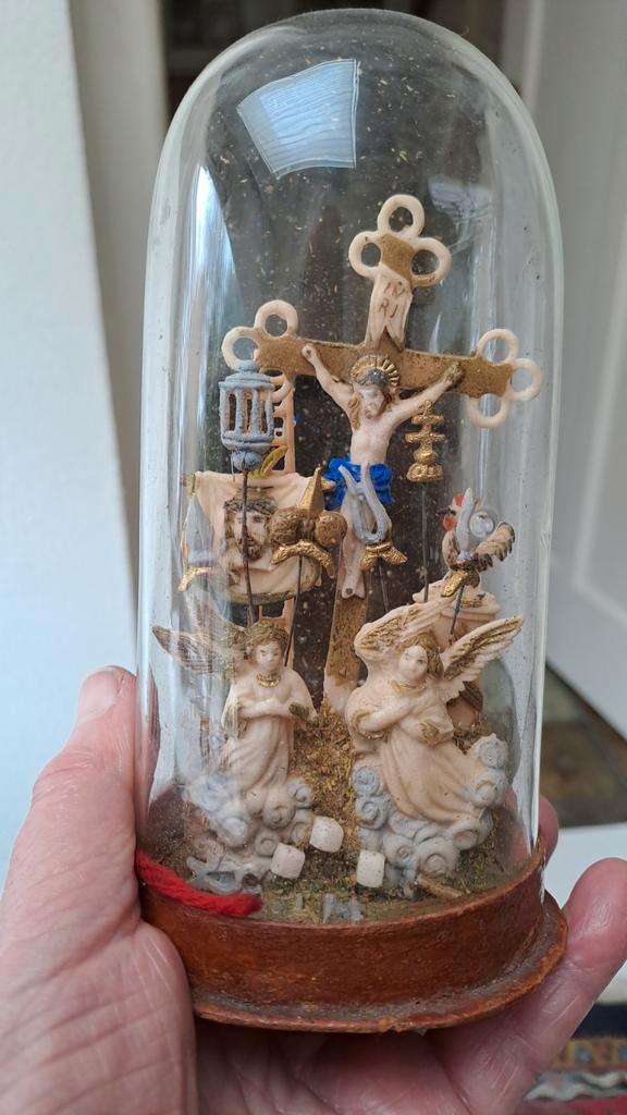 KLOOSTERWERK- RELIGIEUZE LIJDENSVOORSTELLING GLAZEN STOLP, Antiek en Kunst, Antiek | Religie, Verzenden