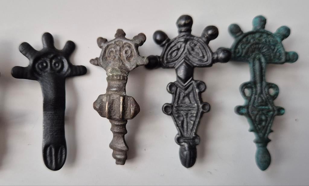 4 Merovingische fibulas 6de 7de eeuw brons bodemvondst, Ophalen of Verzenden