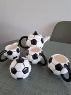 Voetbal servies theepot, melkkan, suikerpot en 2 mokken, Ophalen of Verzenden