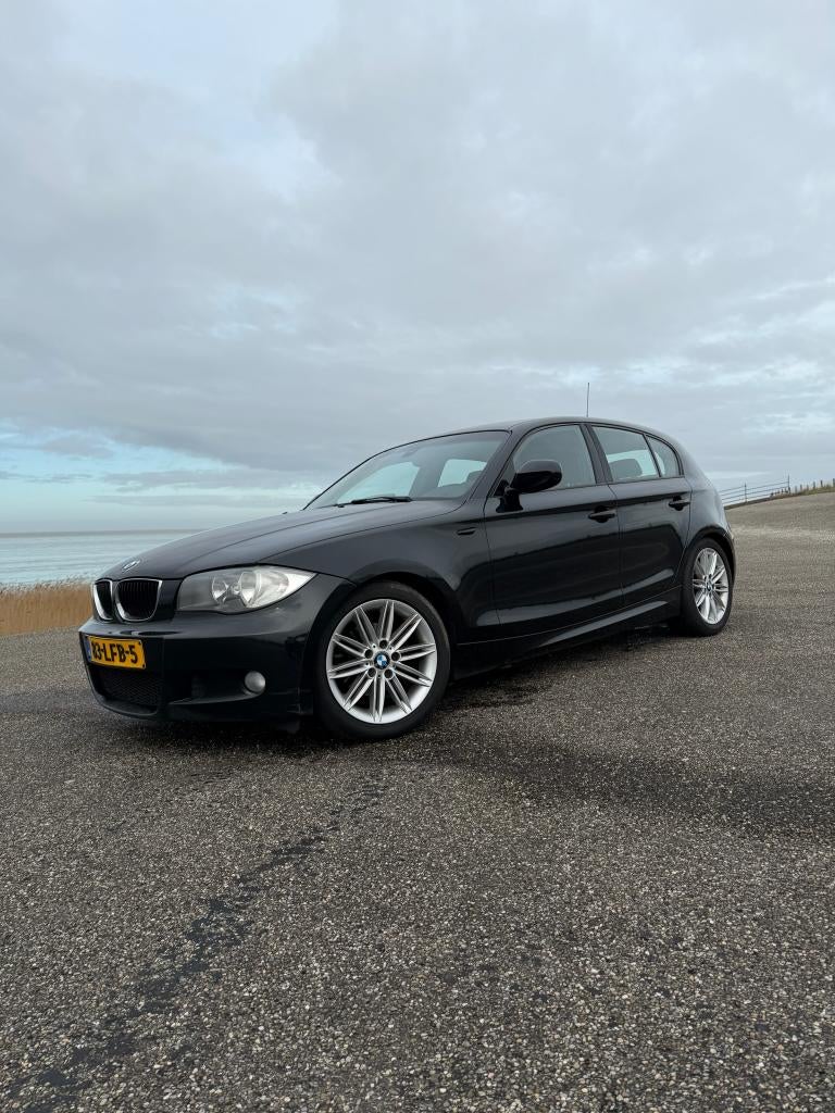 BMW 1-serie 118i 2.0 (2010) – M-Pakket, Auto's, BMW, 1-Serie, Achterwielaandrijving, 1995 cc, Zwart